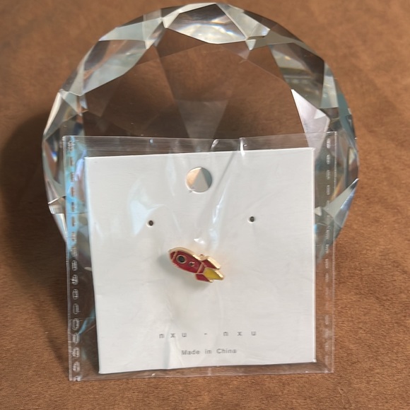 Rocket enamel Pin - Picture 2 of 4